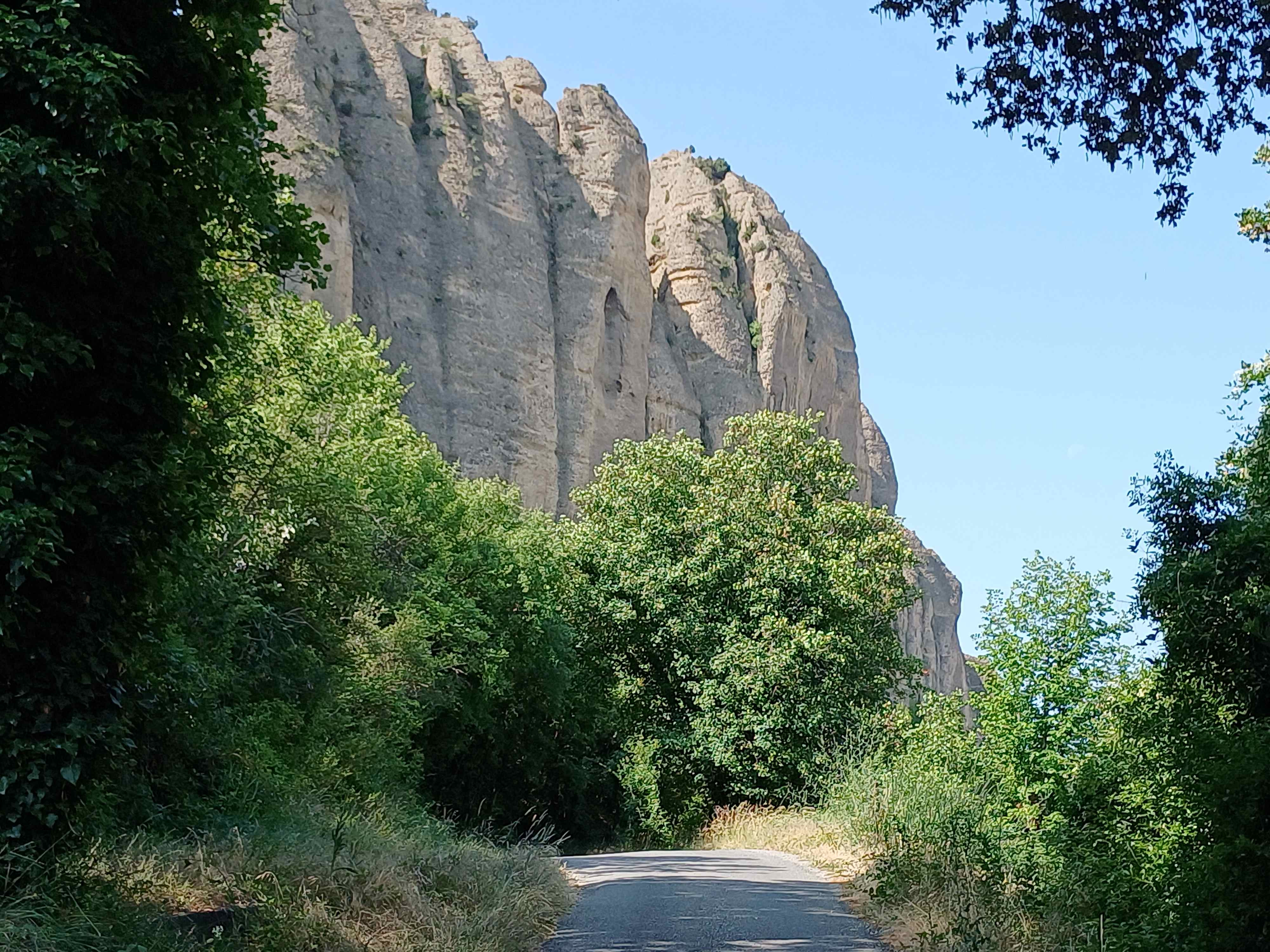 Route au pied des Pénitents