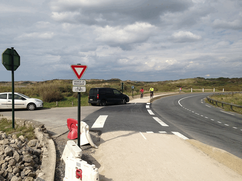 Intersection sur la voie verte le long de la D940